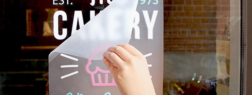 Друк на самоклеючій плівці: переваги та види поліграфії